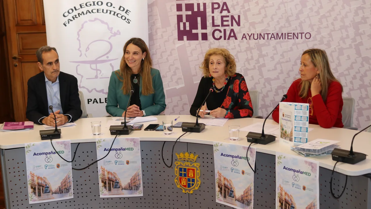 Cuatro representantes en la presentación del programa AcompañaMED en Palencia, sentados en una mesa con carteles de la iniciativa.