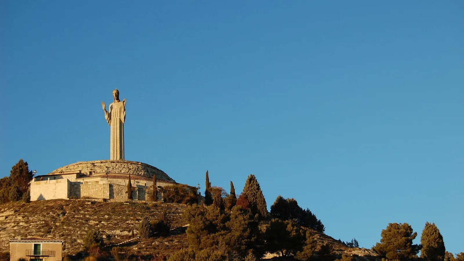 El Cristo del Otero sobre el cerro que da nombre al barrio, en Palencia