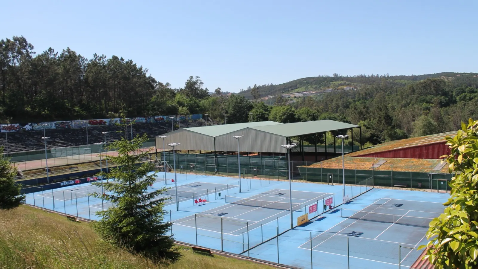 Pistas de tenis de pavimento azul