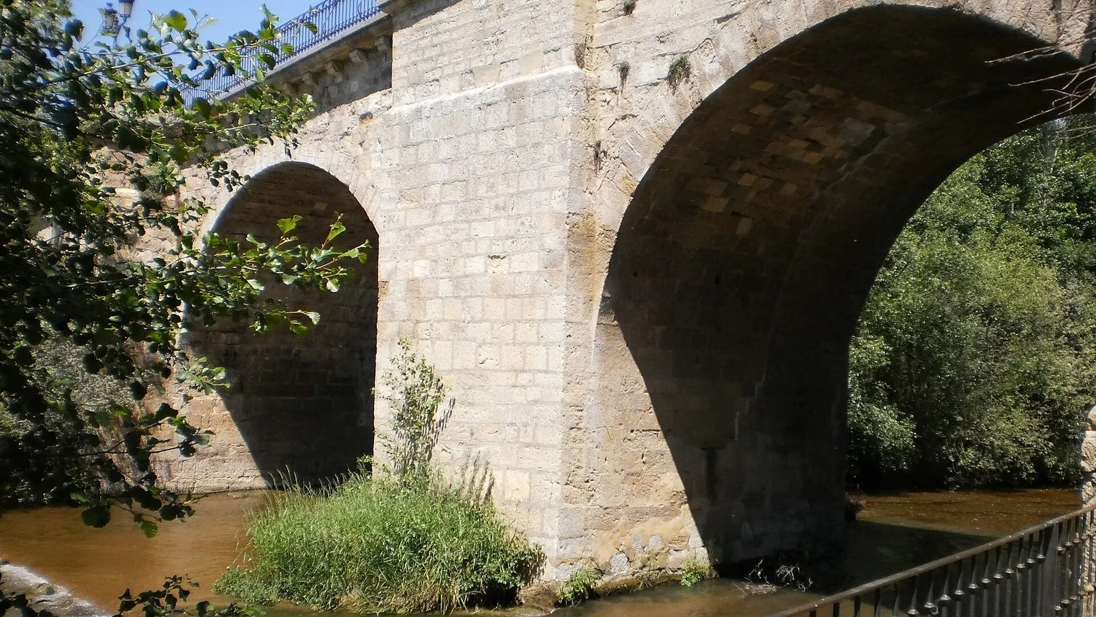 Puente de piedra sobre el río Carrión en Carrión de los Condes