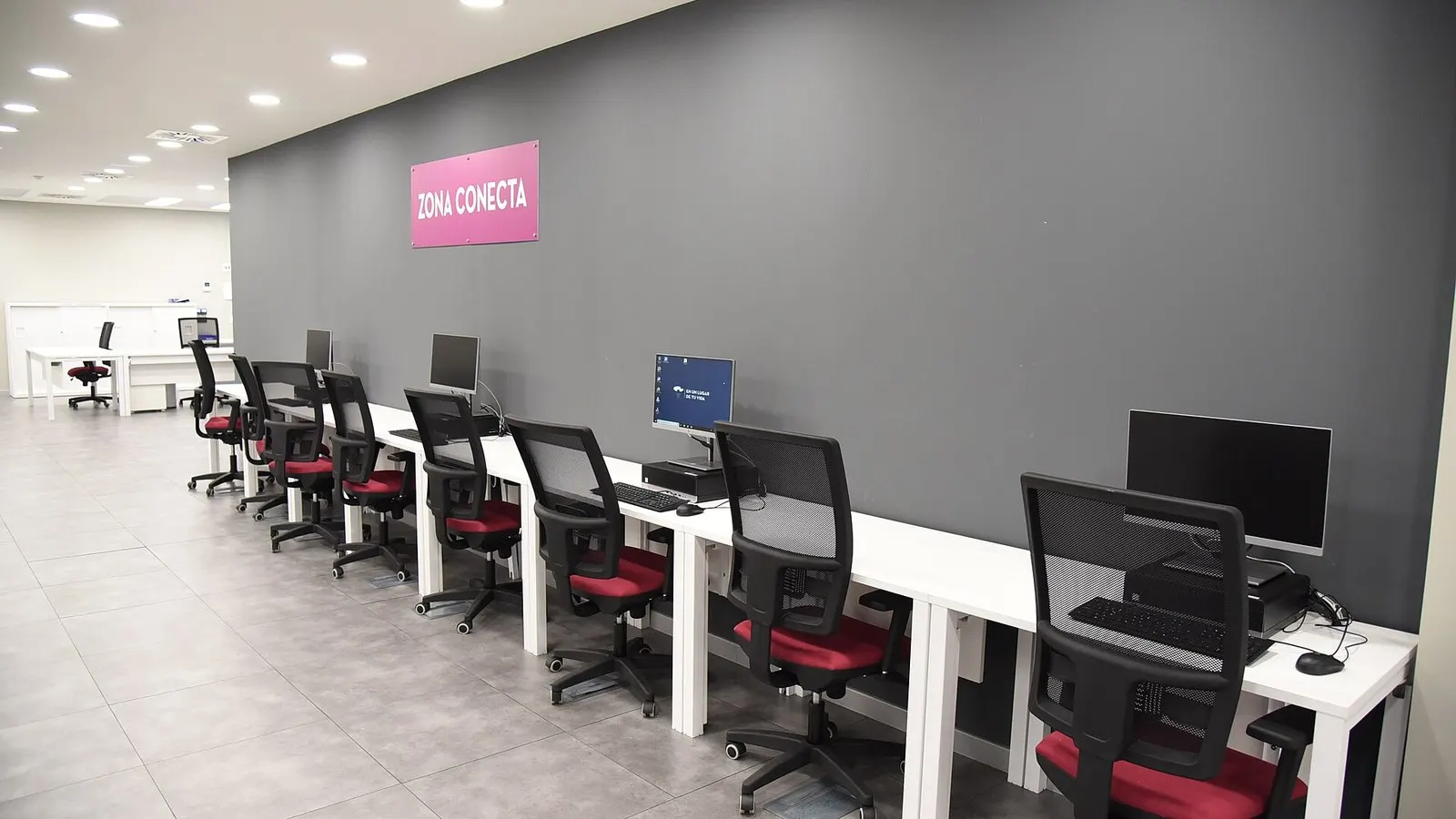 Puestos de atención vacíos en una oficina de empleo